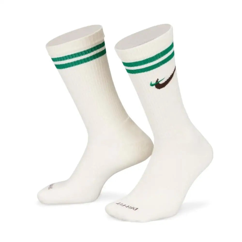 Nike EVERYDAY CREW: Stylish, comfortable, slip-resistant, and durable unisex soft basketball socks (3-pack) DA2123-100
