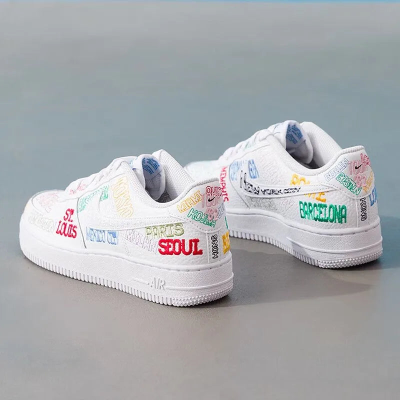 Nike naisten kengät, vanhemmille lapsille, brodeerattu AF1 Air Force One matalavartiset vapaa-ajan ja lautailukengät, urheilukengät IO9739-100