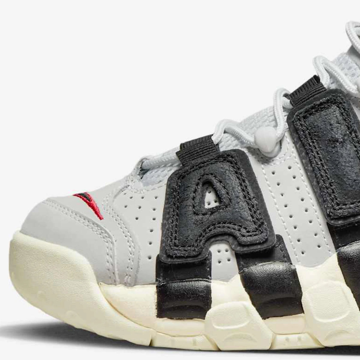 Nike Authentic AIR MORE UPTEMPO dambasketskor DX3360-001
