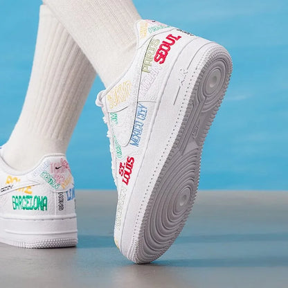 Nike naisten kengät, vanhemmille lapsille, brodeerattu AF1 Air Force One matalavartiset vapaa-ajan ja lautailukengät, urheilukengät IO9739-100