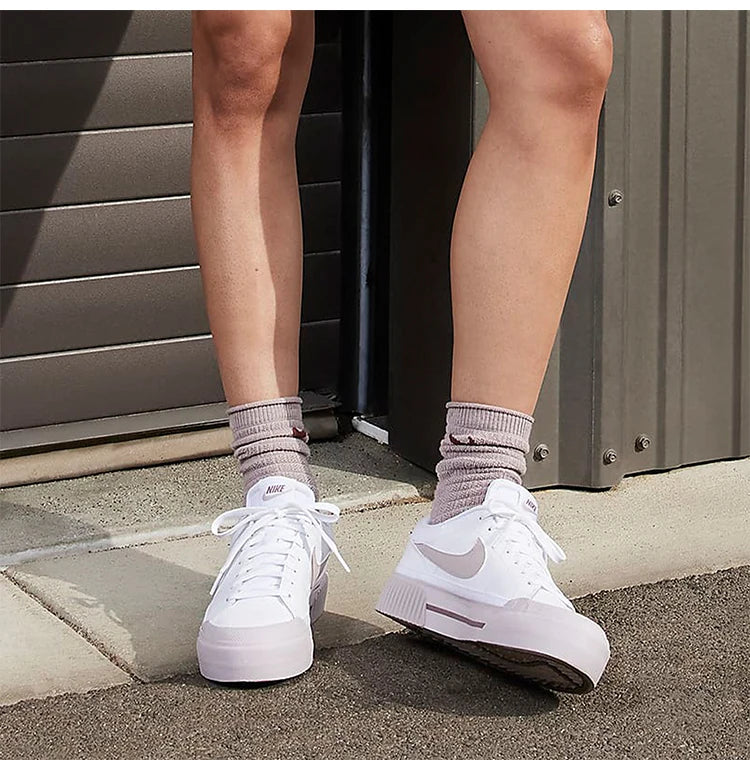 Nike, autentiche scarpe da ginnastica casual da donna con suola spessa resistente all'usura e tomaia bassa DM7590-105