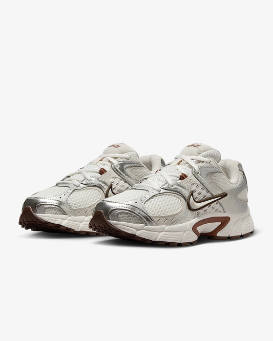Nike V5 RNR, a Soft and Comfortable Mesh Fabric Running Shoe with Excellent Grip Durability and Breathability HQ7901-102