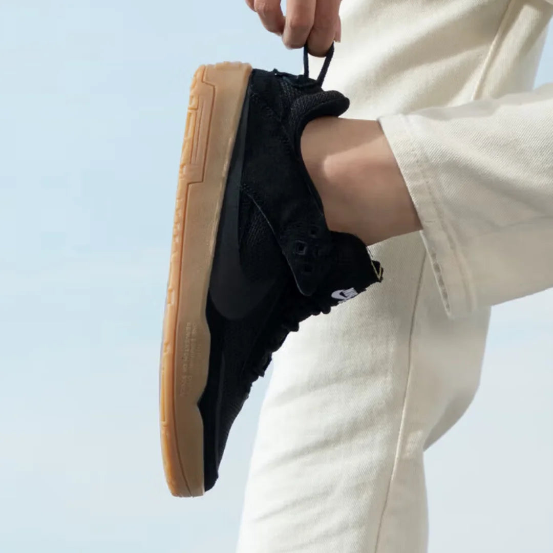 Nike's New Sb Series Lightweight and Comfortable Outdoor Women's Skate Shoes, Wear-Resistant and Durable for Daily Use, Low-Top White Shoes, Fashionable and Versatile Black Commuter Flat Shoes, a Must-Have for Women Fn4210-00