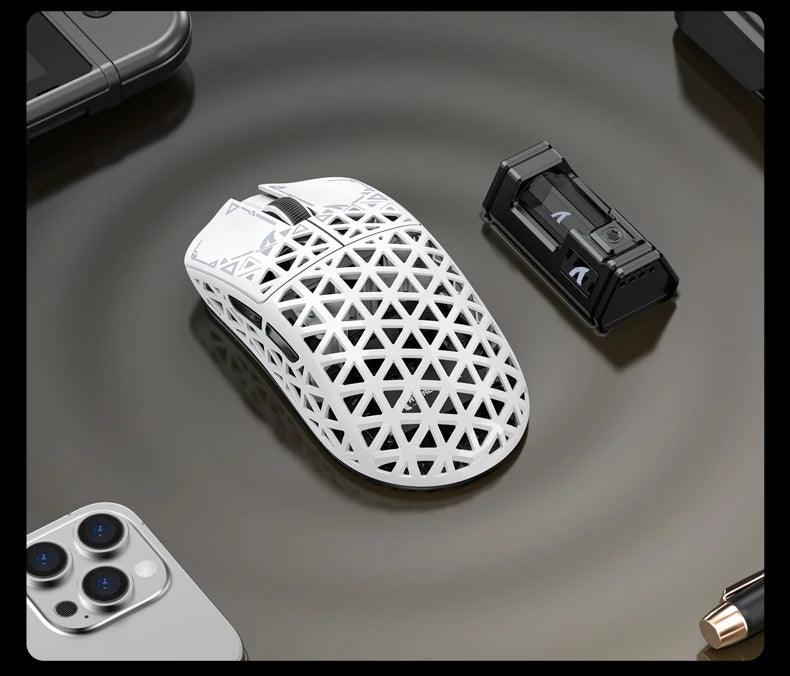 Bezdrátová herní myš ATTACK SHARK R5 Ultra Carbon Fiber, herní senzor PixArt PAW3950MAX, 42000DPI, 8000Hz, MCU Nordic 52840