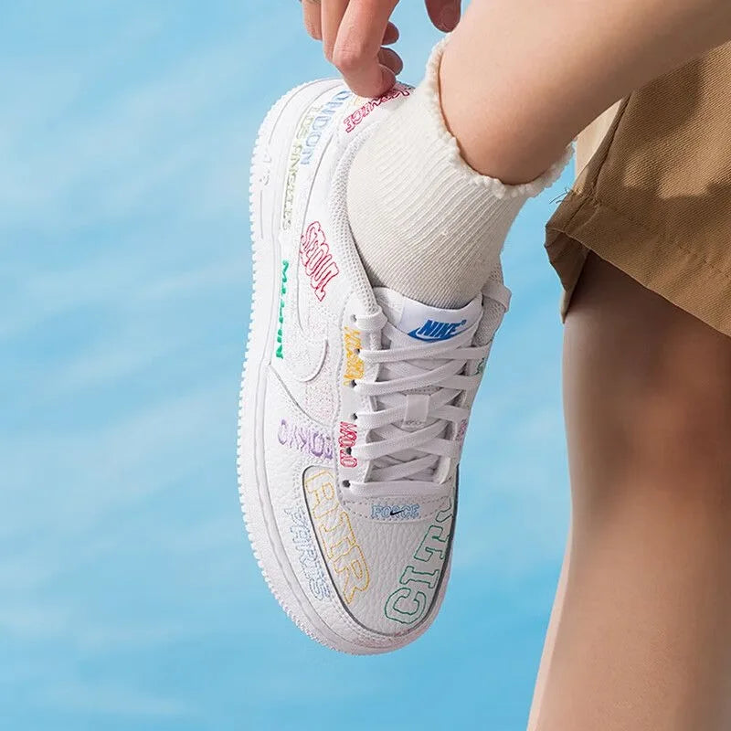 Nike naisten kengät, vanhemmille lapsille, brodeerattu AF1 Air Force One matalavartiset vapaa-ajan ja lautailukengät, urheilukengät IO9739-100